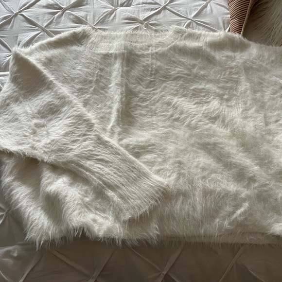FUZZY WHITE SWEATER LARGE - Picture 2 of 3